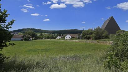 Bild: Petra Hartl
Der ehemalige Fußballplatz von Raigering soll zu einem kleinen Baugebiet werden. Doch was befindet sich noch alles im Boden?