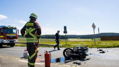 Bild: dmra
Das Motorrad kam mitten auf der Straße zum Liegen.