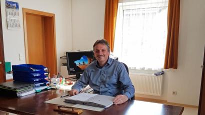 Bild: Jürgen Leißner
Hermann Mertel, der Bürgermeister der Gemeinde Hirschbach, in seinem Amtszimmer im Rathaus in Eschenfelden.