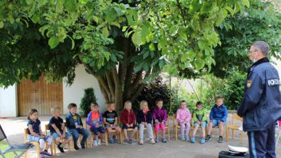 Bild: fks
Polizeihaupmeister Carsten Landgraf, Verkehrserzieher der Polizei Kemnath, besprach kurzweilig die wichtigsten Verkehrsregeln mit den Vorschulkindern des Kindergartens St. Elisabeth in Erbendorf.