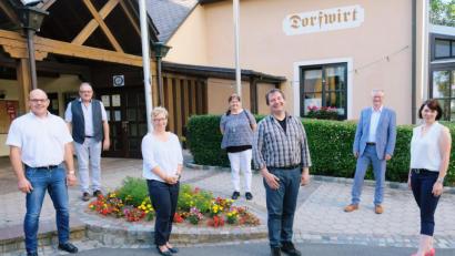 Bild: do
Mit Alexander Goller (Dritter von rechts) und Johannes Schmid (links) führt ein neues Bürgermeister-Duo den Schulverband Vorbach-Schlammersdorf. Abschied nehmen die Ex-Bürgermeister Werner Roder (Zweiter von rechts) und Gerhard Löckler (Zweiter von links). Gäste der Verbandsversammlung sind Carmen Kräml vom Elternbeirat, "Hängematte"-Vorsitzende Gabi Fraunholz (Dritte und Vierte von links.) sowie Schulleiterin Barbara Beer (rechts).