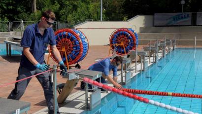 Bild: Stephan Huber
Die Vorbereitungen zur Hockermühlbad-Öffnung am 11. Juni laufen: Hier werden gerade die Bahnen im Schwimmerbecken markiert.