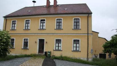 Bild: kro
24 Parkplätze sollen auf den Außenanlagen des "Alten Schlosses" entstehen. Mehrheitlich stimmt e der Stadtrat dafür.