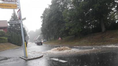 Archivbild: ws
Im Juli vergangenen Jahres hatten starke Regenfälle den Kanal an der Einmündung der Kleinklenauer Straße in die St.-Peter-Straße überlaufen lassen.