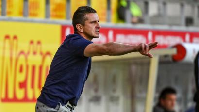 Bild: Armin Weigel/dpa
Mersad Selimbegovic, der Trainer des SSV Jahn Regensburg, in Aktion am Spielfeldrand.