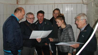 Bild: ld
Mit Architekt Peter Haimerl (links) und seiner Mitarbeiterin Anna Firak erörterten Bürgermeister und Gemeinderat im Schlachthaus weitere Details für die Fortsetzung des Projekts.