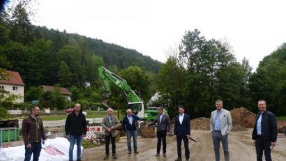 Bild: fm
Baustellentermin mit (von links) Planer Michael Hierl, Armin Winter (Arbogast), Jürgen Arbogast, Erwin Bleisteiner, Bürgermeister Reiner Pickel, Bürgermeister Jörg Fritsch, Jan Fritsche (Führer-Gruppe) sowie Architekt Stefan Lang.