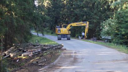 Bild: weu
Die Baustelle für die Ertüchtigung der Gemeindestraße Rottendorf–Schömersdorf ist eingerichtet. Mit Bagger wurden erste Planierarbeiten erledigt. Die Strecke ist nun in beide Richtungen gesperrt.