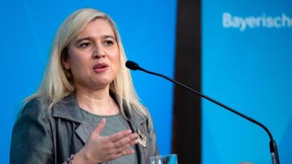 Bild: Sven Hoppe/dpa
Gesundheitsministerin Melanie Huml (CSU) spricht bei einer Pressekonferenz. Die bayerische Staatsregierung will den Krankenhausbau finanziell unterstützen.
