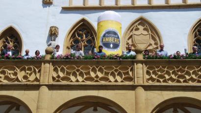 Bild: gsp
Es ist nicht zu übersehen, worum es geht: Vom Rathausbalkon aus machen die Akteure Werbung für die Amberger Bierwochen.