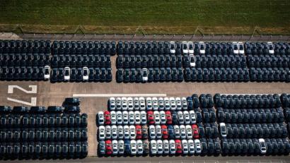 Bild: Mohssen Assanimoghaddam/dpa
Fahrzeuge stehen auf einem ehemaligen Flugplatz.