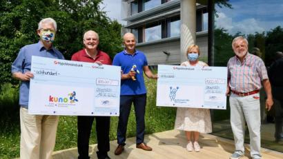 Bild: H.C.Wagner/exb
Erhebende Freude durch Bewegung: Dr. Hans Brockard (links), Vorstand der KUNO-Stiftung, Armin Wolf (2.v.l.) und Anna-Maria Thurow (2.v.r.) von der Leukämiehilfe Ostbayern e.V., konnten insgesamt 1.800 Euro von Uplifter-Geschäftsführer Martin Lobinger (Mitte) und Bernd Hofmann (rechts) entgegen nehmen.