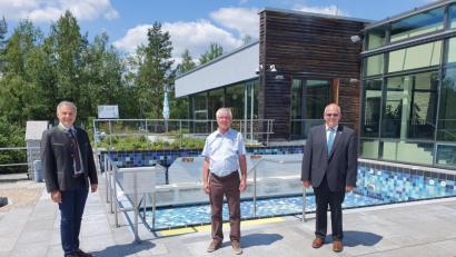 Bild: Sibyllenbad/exb
Landrat Roland Grillmeier, Werkleiter Gerhard Geiger und Bürgermeister Klaus Meyer (von links) waren sich einig über die Bedeutung des Sibyllenbads für den Tourismus im Landkreis.