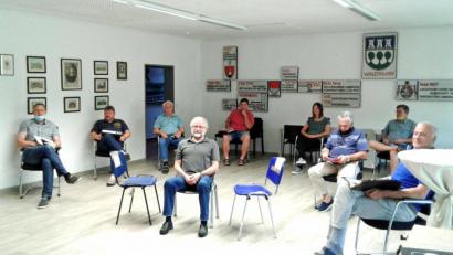 Bild: fvo
Die Mitglieder des Steuerungsausschusses (von links) Thomas Bergmann, Hans-Peter Reil, Georg Schmidbauer, Josef Forster, Felix Griesbach, Manuela Grünauer, Bernhard Unger, Josef Pflaum senior und Karl-Heinz Schmidt testen schon mal die Stühle.