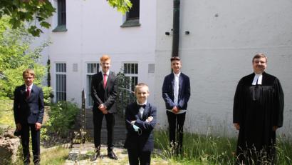 Bild: cog
Die erste Konfirmation unter Corona-Bedingungen feierten fünf junge Leute aus der Gruppe von Stadtpfarrer Roland Kurz (rechts). Eine Konfirmandin fehlt auf dem Bild.