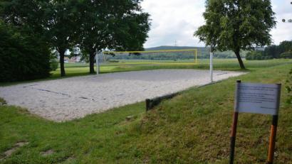 Bild: jr
Wieder für den Sportbetrieb geöffnet ist das Beach-Volleyballfeld am Konnersreuther Badeweiher, allerdings gilt auch dort die Einhaltung der Abstandsregeln.