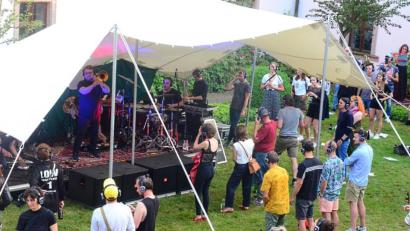 Bild: Kunz
Im Innenhof der Regionalbibliothek bewegen sich die Besucher im Takt der Techno-Rhythmen.