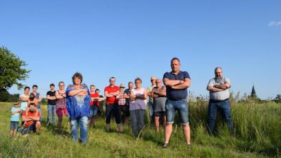 Bild: szl
Es formiert sich Widerstand. Rund 20 Wildenauer sind zwar nicht gegen den 28 Meter hohen Funkmasten, den die Telekom am Ortsausgang des Orts Richtung Wurmsgfäll plant (Bild). Sie kritisieren den Standort. Ihrer Meinung nach gibt es bessere Standorte für den Mobilfunkmasten, die bürgerfreundlicher wären.
