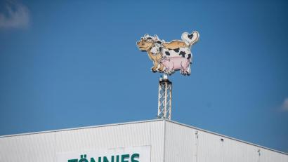 Bild: Guido Kirchner/dpa
Auf dem Dach des Werksgeländes steht das Logo der Firma Tönnies.