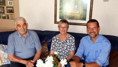 Bild: ds
Karl und Lydia Lehnerer mit Bürgermeister Roman Berr (rechts) am Tag der diamantenen Hochzeit.