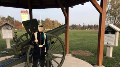 Bild: mor
Auf dem Paradefeld vor dem Wasserturm gibt es seit dem Oktober 2019 das „First Shot Memorial“. Eine historische Krupp Kanone mit der Silhouette des Kanoniers Michael Kugler und die Nachbauten der Marterln weisen auf den 30. Juni 1910 hin.