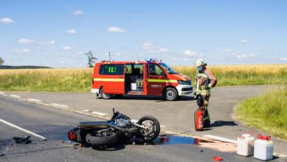 Bild: dmra
Der Fahrer des Motorrads trug bei dem Unfall nahe Hiltersdorf schwere Verletzungen davon.