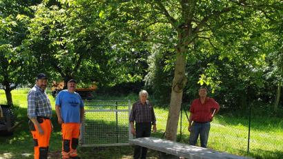 Bild: jzk
Mit der Aktion „Sitzbänke am Schulteich“ machten OGV Vorsitzender Josef Häckl, Anton Kuchenreuther, Thomas Pinzer und Armin Wöhrl (von rechts) den Grund- und Mittelschülern eine große Freude.
