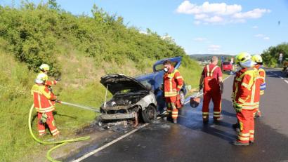 Bild: rw
Am Breitem Weg in Neustadt brennt ein Auto komplett aus. Die Feuerwehr löscht das Wrack.