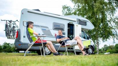 Bild: Hauke-Christian Dittrich
Urlauber aus Bayern sitzen auf einem Campingplatz vor ihrem Wohnmobil. Foto: Hauke-Christian Dittrich/dpa/Archivbild
