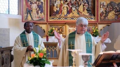 Bild: do
Bei einem Festgottesdienst verabschiedete Dekan Thomas Jeschner (rechts) Pfarrvikar Dr. Victor Jamahh Usman. Auch viele Gläubige waren gekommen.
