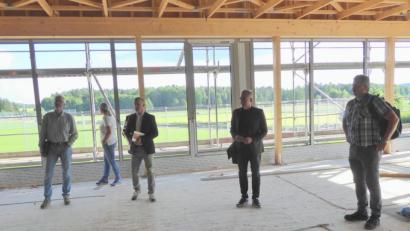 Bild: fsb
Architekt Stefan Kunnert (Zweiter von rechts) informiert den Gemeinderat über den Baufortschritt im künftigen Gastzimmer des neuen Pirker Sportparks.