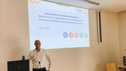 Bild: exb/Manuel Stich
Manuel Stich bei der mündlichen Verteidigung seiner Doktorarbeit