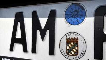 Bild: Petra Hartl
Rechts zwei der Gründe, warum das Online-Verfahren auf der Kfz-Zulassungsstelle länger dauert als die Variante mit dem persönlichen Erscheinen: das TÜV-Prüfsiegel und die Plakette, die das Bundesland sowie die zuständige Gebietskörperschaft angibt. Sie werden im Nachgang per Post zugeschickt.