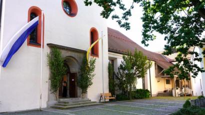 Bild: fvo
Kirchweih in Waldthurn - vor 37 Jahren wurde die Pfarrkirche St. Sebastian geweiht. Obwohl kein großer Kirchenzug stattfand, war der Kirchplatz samt Kirche festlich geschmückt