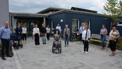 Bild: jr
Die fleißigen Mitterteicherinnen waren in die Stiftlandwerkstätten St. Elisabeth gekommen, wo sie als kleines Dankeschön für die Übergabe von 500 Community-Masken zu einer gemütlichen Kaffeerunde eingeladen waren. Technischer Leiter Josef Waidhas (links) dankte den Näherinnen um Doris Scharnagl-Lindinger (sitzend) für die Spende.