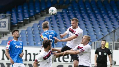 Bild: Frank Molter/dpa
Kiels Stefan Thesker (Zweiter von links), Nürnbergs Asger Sörensen und Nürnbergs Hanno Behrens versuchen an den Ball zu kommen. Trotz eines 1:1 muss der 1. FCN in die Relegation.