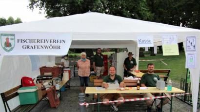 Bild: rgr
Zugegeben, beim Sautrogrennen in Grafenwöhr sind die Bilder nicht so statisch. Aber das konnte am Samstag nun einmal nicht stattfinden. Dafür schätzten die Besucher den Forellenverkauf des Fischereivereins umso mehr.