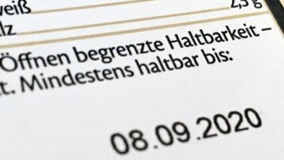 Bild: Kathrin Deckart/dpa
Viele Verbraucher werfen „abgelaufene“ Produkte weg, obwohl sie noch länger genießbar sind.