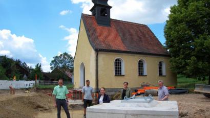 Bild: sm
Die Neugestaltung des Kapellenplatzes in Meerbodenreuth liegt voll im Zeitplan. Bürgermeister Ernst Schicketanz (links), Architektin Stephanie Reichl-Trinkner (Zweite von rechts) und Elke Pscherer vom Gemeindebauamt (Mitte) machten sich am Donnerstag ein Bild über die Baumaßnahmen. Mit auf dem Bild Straßenbaumeister Sebastian Schwab (Zweiter von links) und Arbeitskreis-Sprecher Hans Reichl (rechts).
