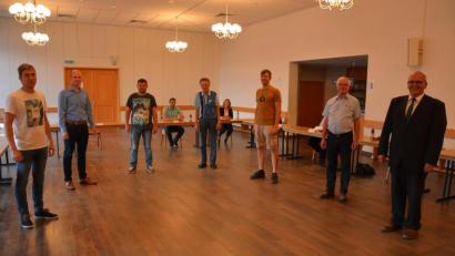 Bild: jr
Zur Verschwiegenheit verpflichtet wurden die neuen Ortssprecher (von links) Matthias Fischer, Thomas Böhm, Wolfgang Müller, Hermann Fischer, Kevin Führlich und Gerhard Geiger von Bürgermeister Klaus Meyer (rechts). In vier weiteren Orten werden noch Ortssprecher gewählt.