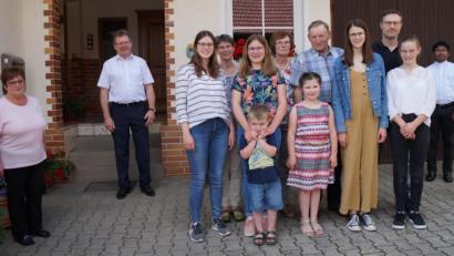 Bild: weu
Viel Freude hat Michael Zitzmann (Mitte) an seiner Familie. Sie gratulierte ihm ebenso wie Bürgermeister Martin Prey (zweiter von links), Kaplan William Akkala (rechts) und Seniorenbeirätin Rita Reiter (links).