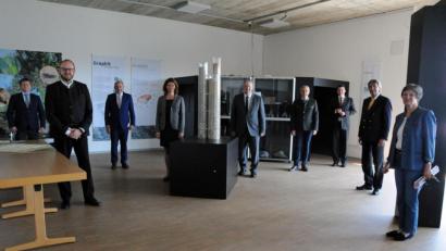 Bild: Christine Hollederer
Die Oberpfälzer Landräte tagten im Geozentrum an der KTB in Windischeschenbach. Dort wurden (von links) Johann Keller (Geschäftsführer Bayerischer Landkreistag), Andreas Meier (Landrat Neustadt/WN), Willibald Gailler (Landrat Neumarkt), Tanja Schweiger (Landrätin Regensburg), Richard Reisinger (Landrat Amberg-Sulzbach), Roland Grillmeier (Landrat Tirschenreuth), Thomas Ebeling (Landrat Schwandorf), Axel Bartelt (Regierungspräsident Oberpfalz) von der Vorsitzenden der Stiftung Geo-Zentrum, Christina von Seckendorff, begrüßt.