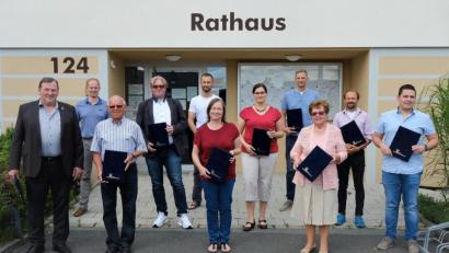 Bild: twi
Die neuen Beauftragten der Marktgemeinde: Georg Schlögl, Bürgermeister Konrad Kiener, Reinhard Rädel, Tobias Hübner, Stefan Mutzbauer, Lucia Ockl, Cornelia Paulus, Michael Gradl, Anneliese Fiedler, Christian Liebl und Maximilian Geitner (von links).