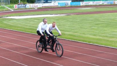 Bild: exb/Holger Popp
Die beiden Pfarrer Martin Besold und Christoph Zeh (von links) strampelten sich gemeinsam auf einem Tandem ab.