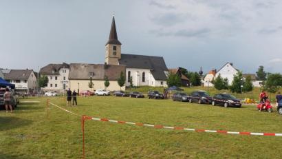 Bild: vsr
Auch beim Johannisfeuer zeigt die Krummennaaber Feuerwehr viel Einfallsreichtum. Die Aktiven nutzten die Tradition, um einen „Drive-in-Schalter“ im Bürgerpark zu eröffnen.