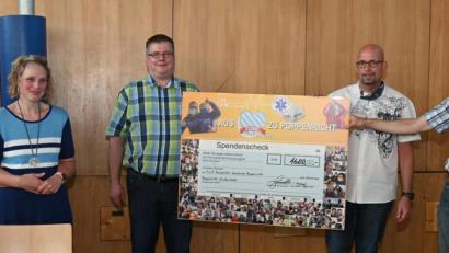 Bild: gf
Die erste Spende in Höhe von 1600 Euro für die First Responder in der Gemeinde Poppenricht überreichen die FW-Gemeinderäte Bertram Gebhard (rechts) und Michael Reimelt (Zweiter von rechts) zusammen mit dem Notfallmediziner Dr. Michael Körber (Dritter von links) und Silke Kunz (Zweite von links) an Bürgermeister Roger Hoffmann.