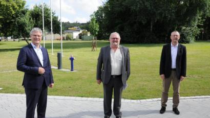 Bild: Agentur für Arbeit/exb
Helmut Fiedler (Mitte) wurde in den Ruhestand verabschiedet.