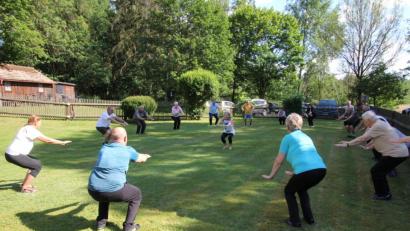 Bild: kro
Übungsleiterin Eva Ristl (Mitte) freute sich über das große Interesse an der ersten Trainingsstunde der BVS-Herzsportgruppe seit mehreren Monaten.