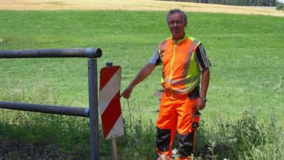 Bild: wro
Bauhofleiter Richard Bitterer schätzt den Schaden an der Bake auf – jedoch unverbindlich - rund 300 Euro.