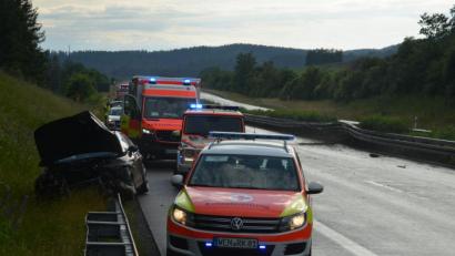 Bild: dob
Glück im Unglück hat ein BMW-Fahrer am Sonntagabend auf der Autobahn in Richtung Grenzübergang. Der Wagen kracht in die Mittelleitplanke und schleudert über die Fahrbahn, doch der 36-Jährige bleibt nahezu unverletzt.